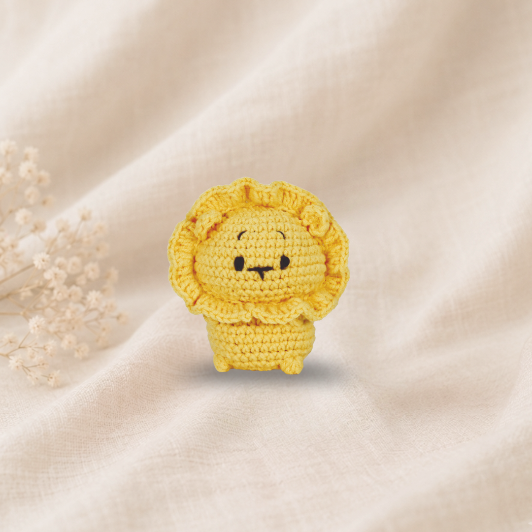 Knitty Critters - Pouch Pals V - Lenny Lion | DIY Amigurumi Crochet Kit