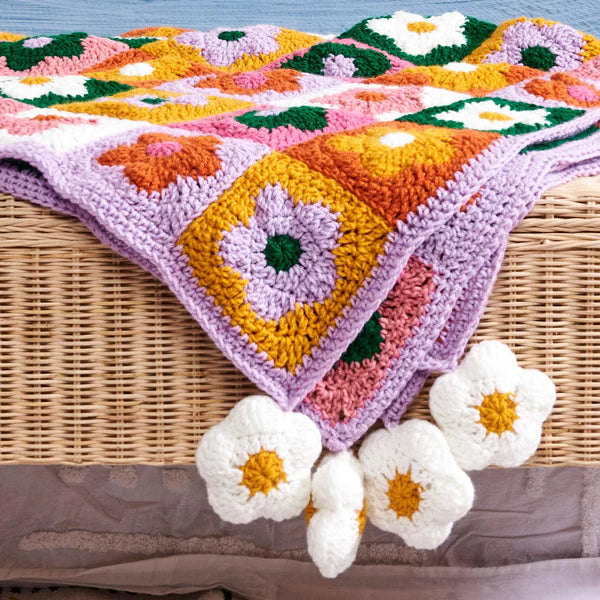 CROCHET PATTERN DOWNLOAD - FREE RED HEART FIELD OF DAISIES CROCHET BLANKET PATTERN