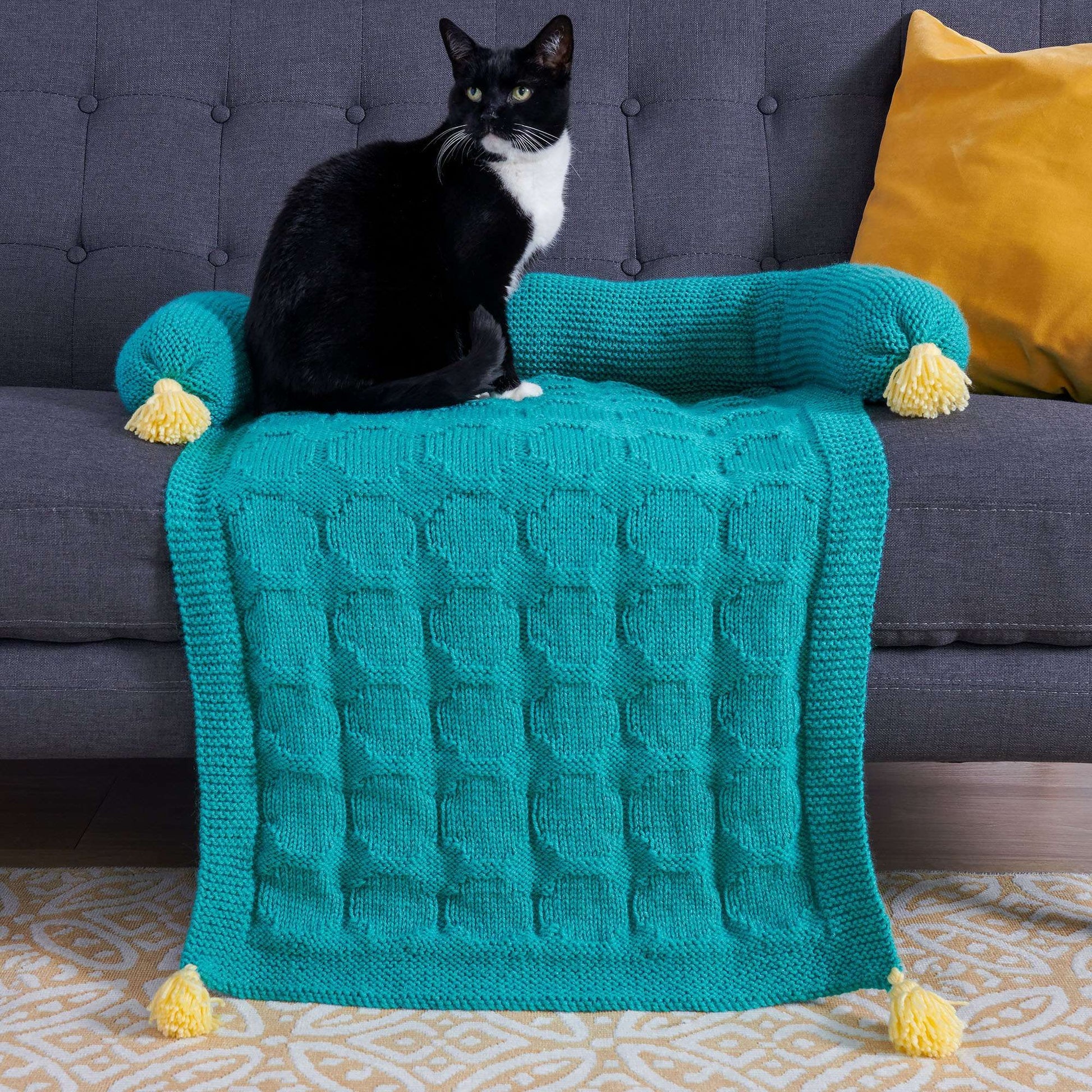 KNITTING PATTERN DOWNLOAD - Free Red Heart Circle Stitch Knit Sofa Saver Pet Blanket Pattern